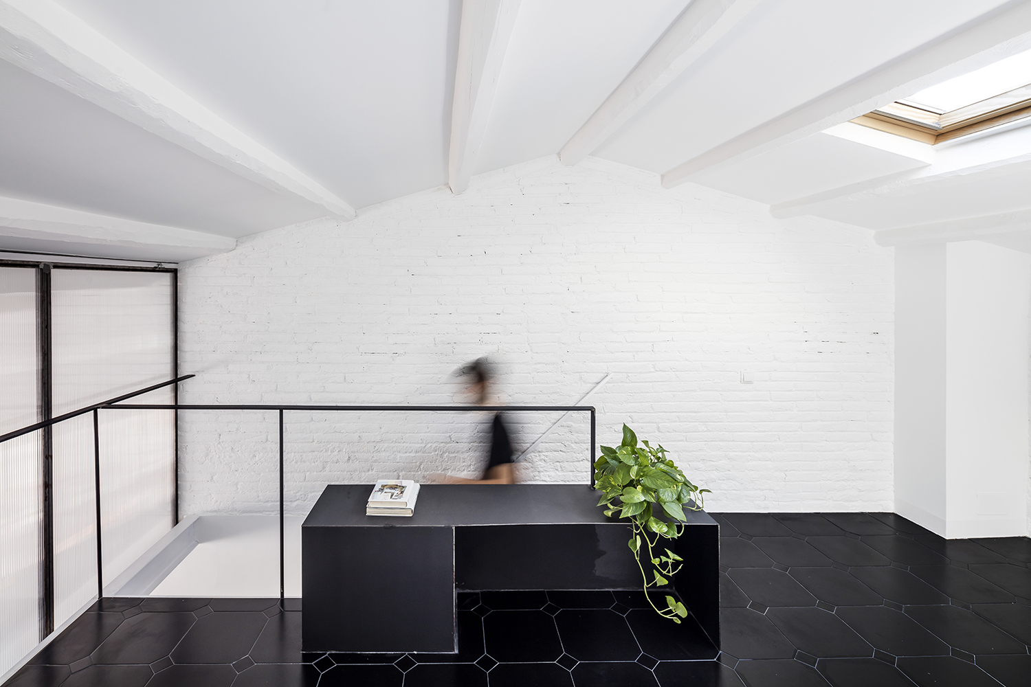 巴塞罗那阁楼变复式 | 半透明过滤器营造极简生活-13