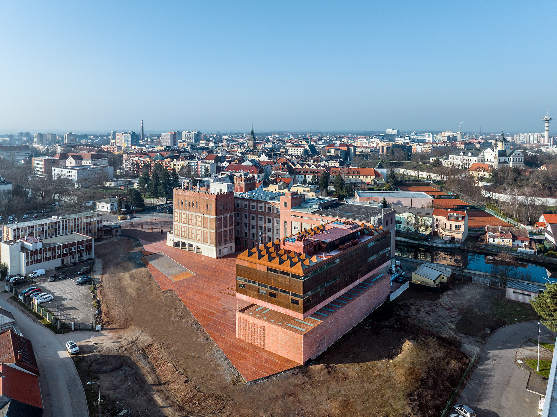 新舊共榮的城市典範：捷克舊磨坊改造，融合藝廊、教育中心、市民共享的文化場域 | FAM-48