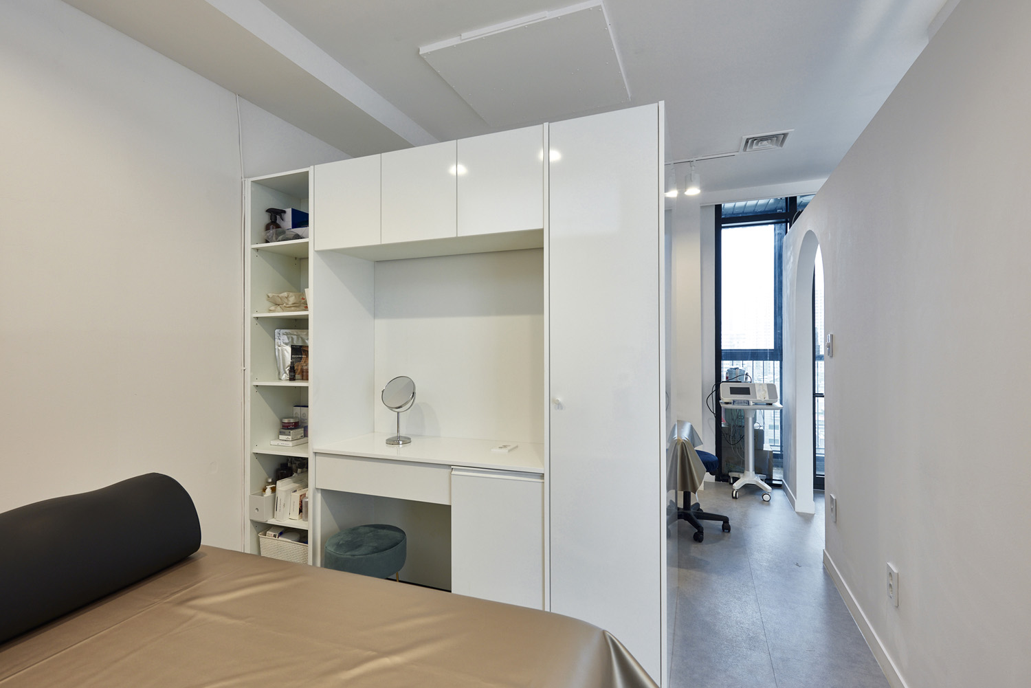 在输出标题时，可以参考以下几点 | 首先，尽量使用简洁明了的语言，直接反映案例的主题和设计特点；其次，可以尝试用一些生动有趣的词汇或短语，增加标题的吸引力；最后，如果案例中有知名的设计师或项目地点，也可以将其纳入标题中-11