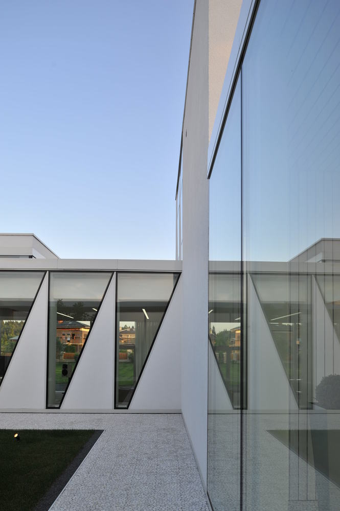 矛盾中的和谐,别墅设计实现隐私与透明共存-38