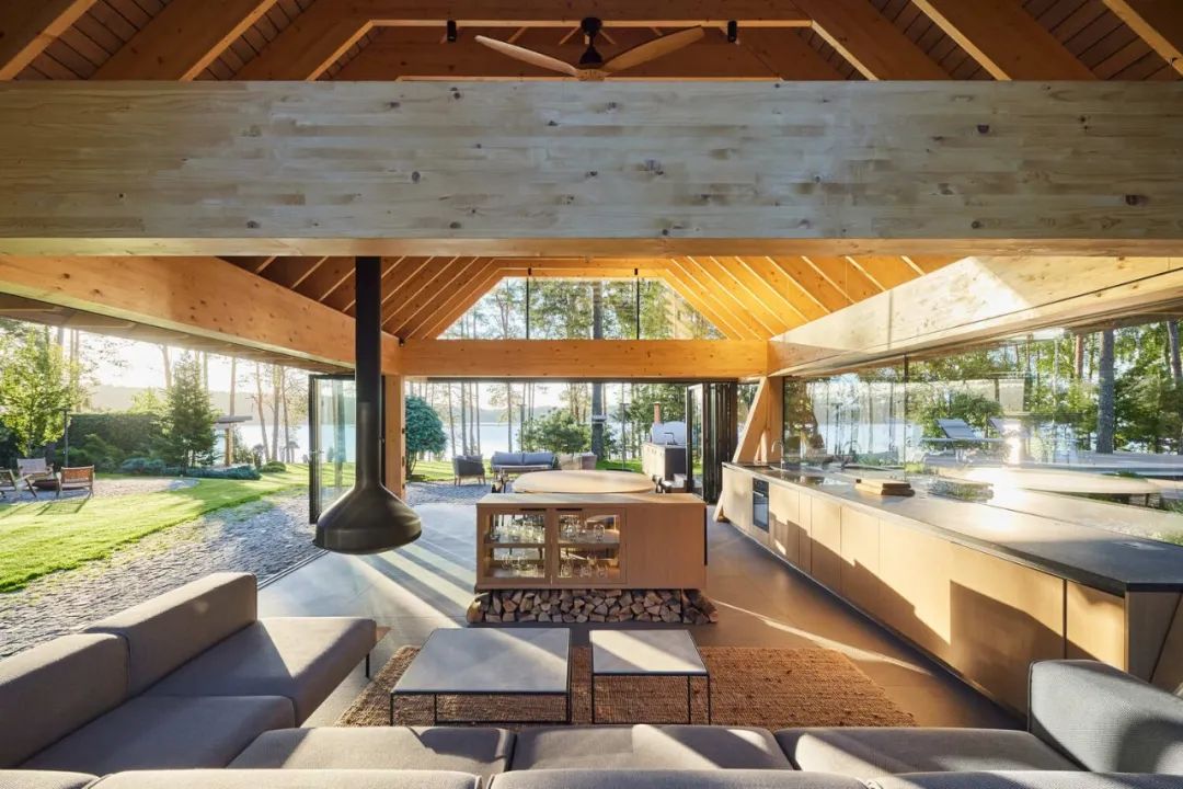 湖边森林中的钢构游泳池房丨立陶宛-19