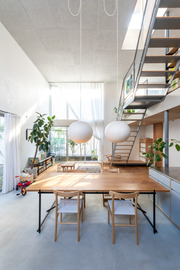 “路地庭”と“屋根庭”のある家　吹き抜けの窓を開けると心地の良い半屋外空間に | Architecture | 100%LiFE-0