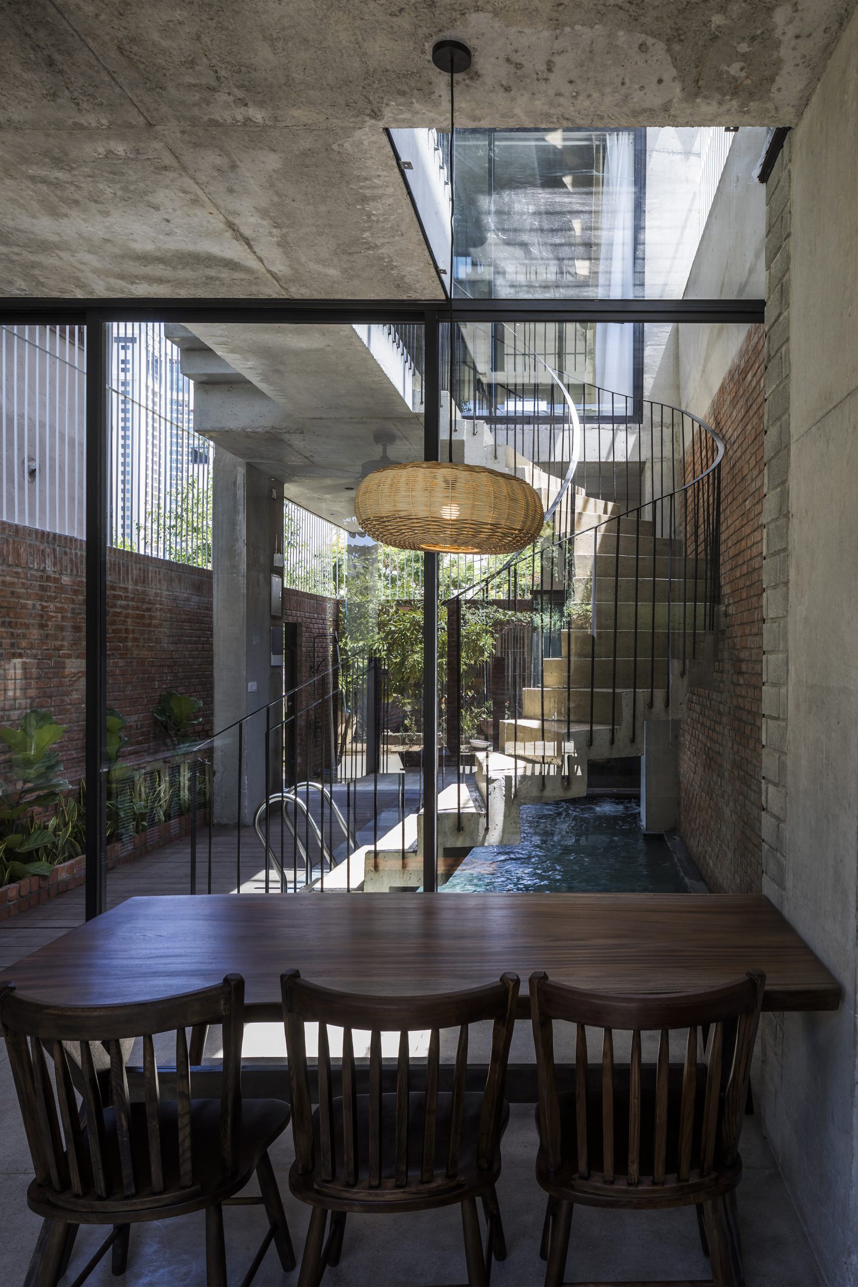 越南海滨四层混凝土住宅-7