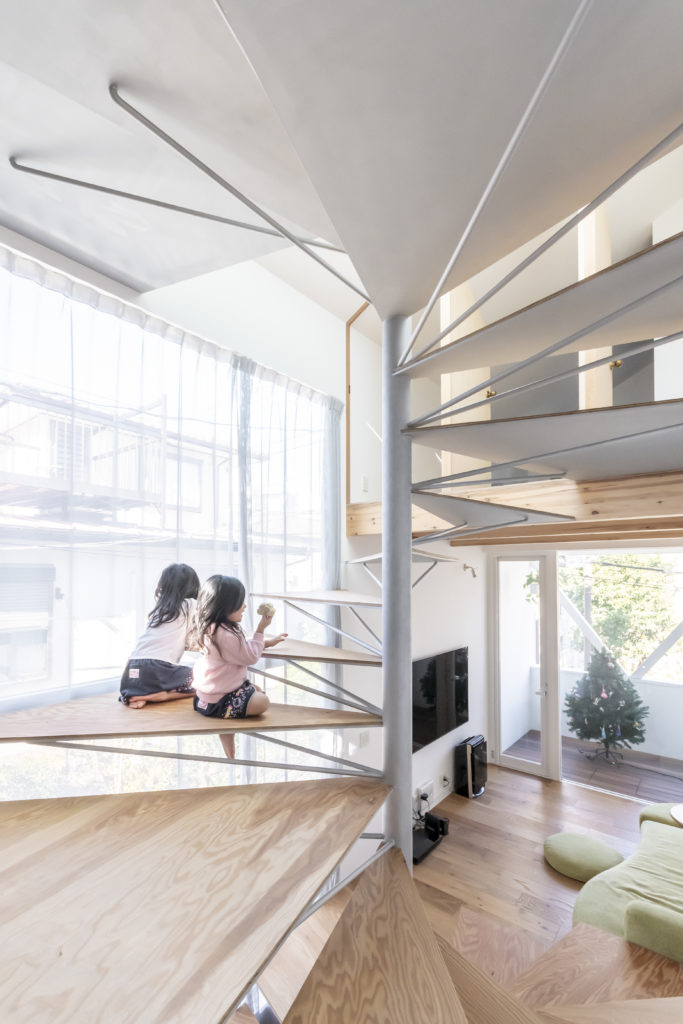 真ん中に螺旋階段のある家中庭のような階段を中心に明るく広く暮らす | Architecture | 100%LiFE-5