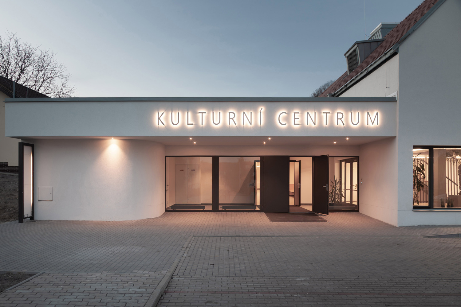 捷克 Píšť信息文化中心 · 白色几何建筑的公共空间创新-26