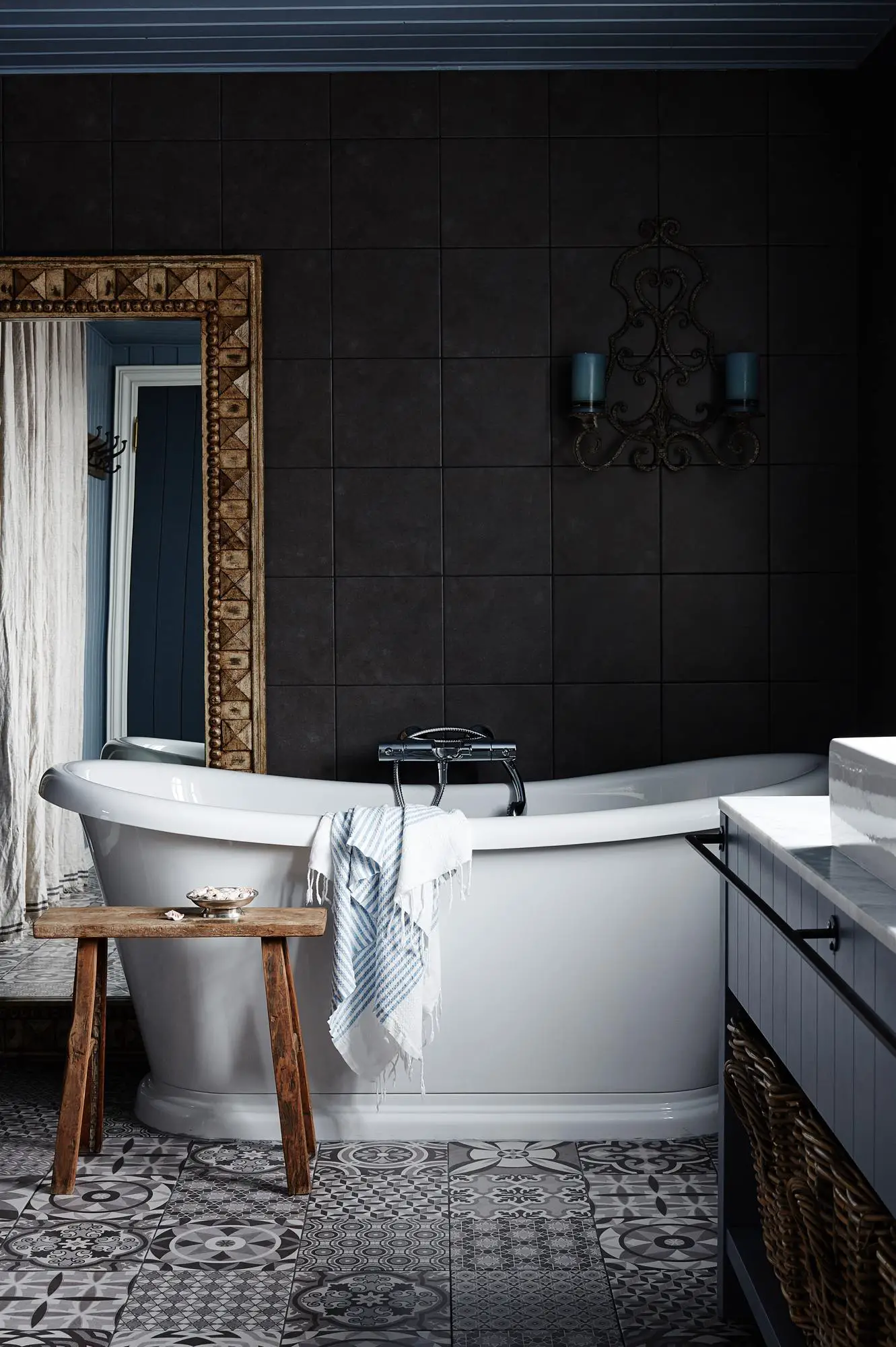 挪威现代渔夫之家，融入荒野的黑色景观-11