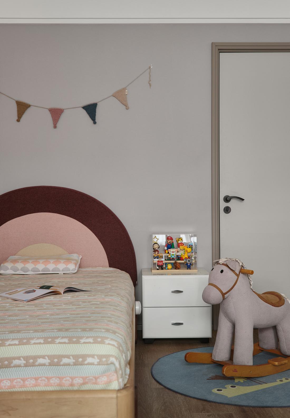 三口之家舒适实用的家居设计-28