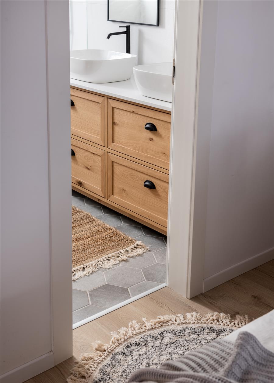 狭长的拉脱维亚式公寓精致设计丨室内设计师塔利·科恩·利德-48