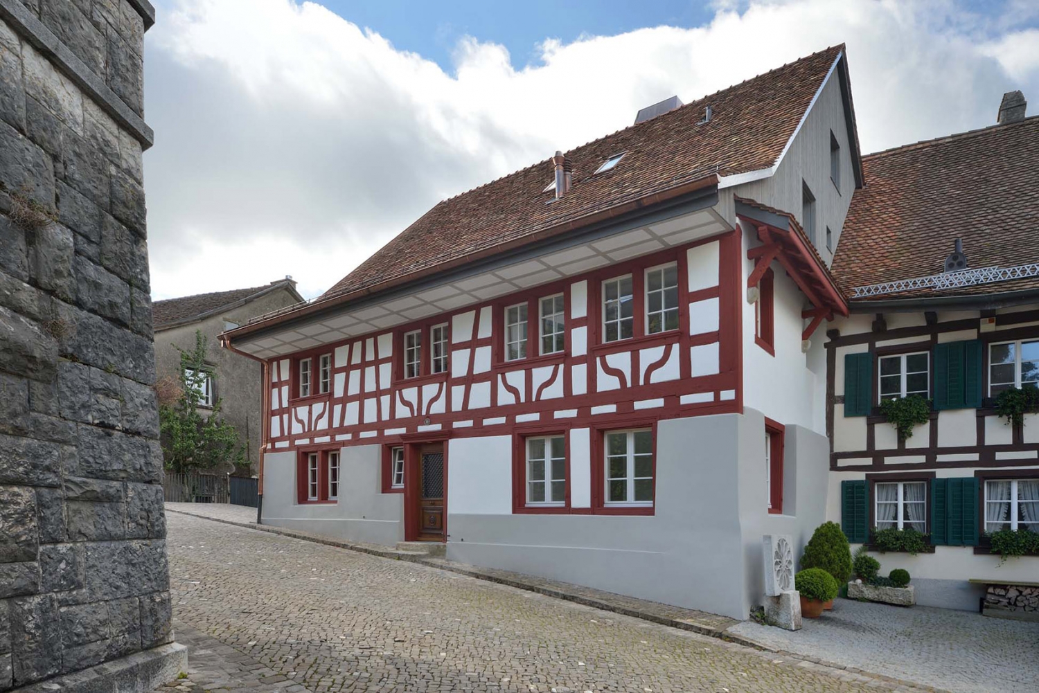 瑞士中世纪小镇新宅 | 传统与现代的完美融合-40