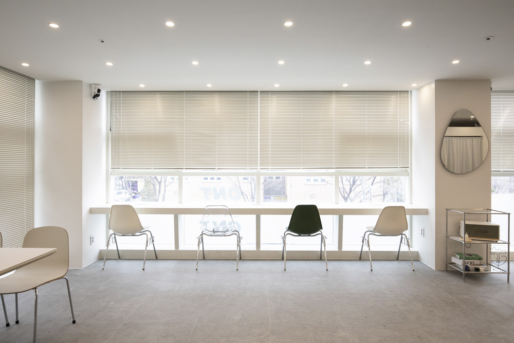 白色调的极简主义 | 17 平米的小户型咖啡厅设计-10