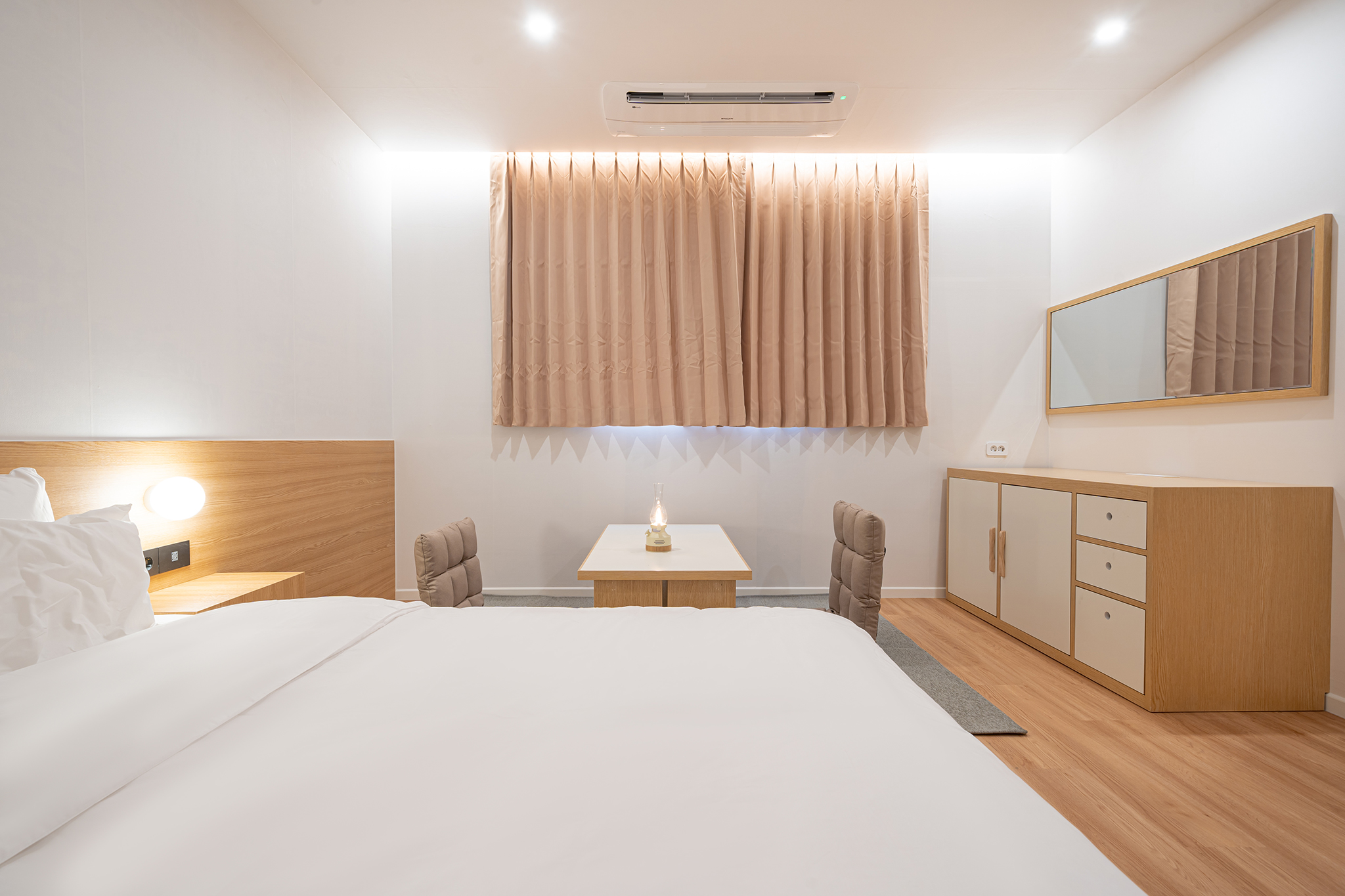 白色与木质，打造 21 间客房的极简酒店-10