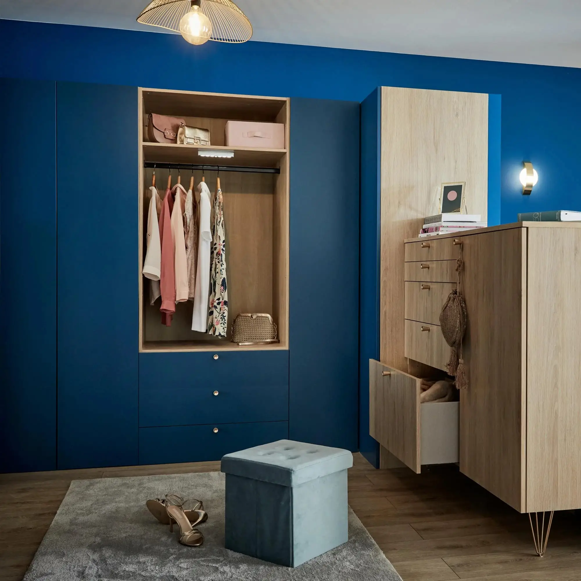 20m2 卧室里的艺术装饰开放式蓝色衣橱-2