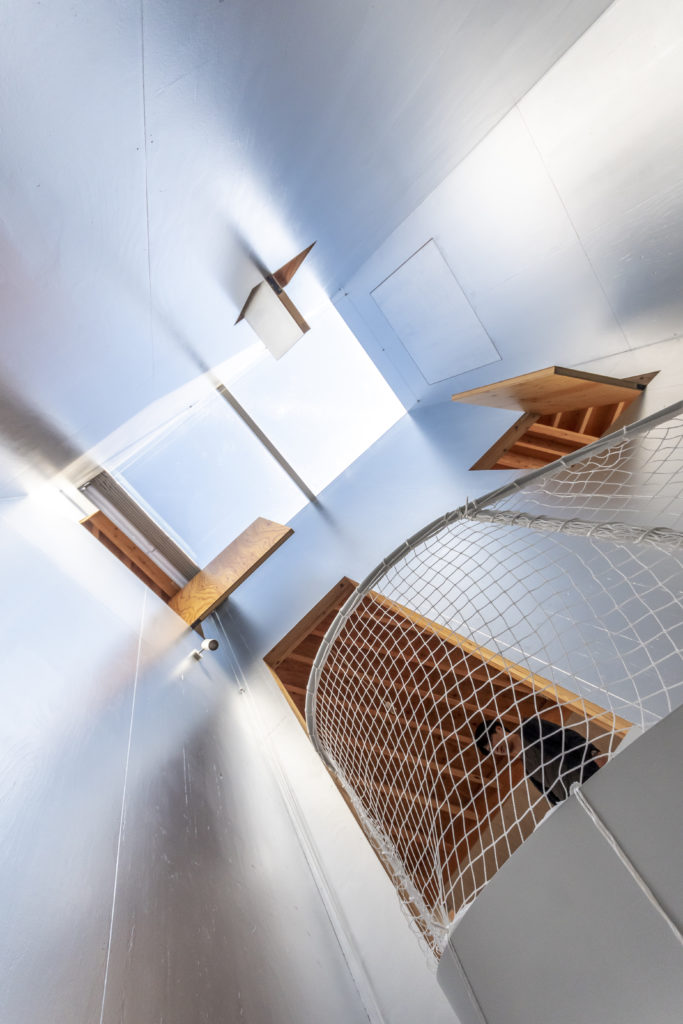 子どもが自由に走り回れる家空が見える階段室をコアにした回遊式空間で暮らす | Architecture | 100%LiFE-9