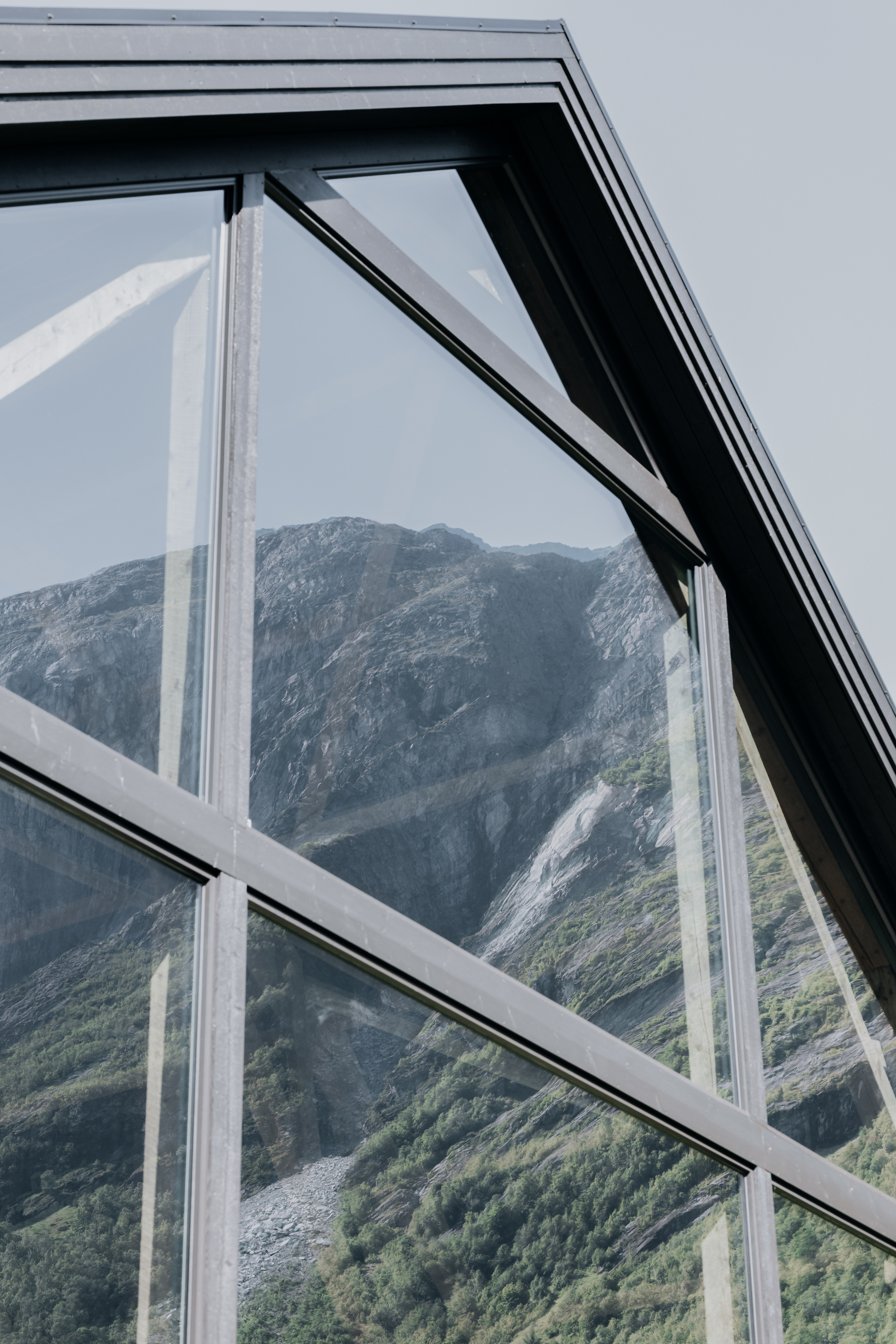 尼卡厨房餐厅21号 24号

说明：由于不清楚21  24具体所指，推测可能是餐厅的门牌号之类，所以按此顺序翻译如果有更多背景信息可进一步准确翻译 丨挪威丨OFFICE INAINN-33