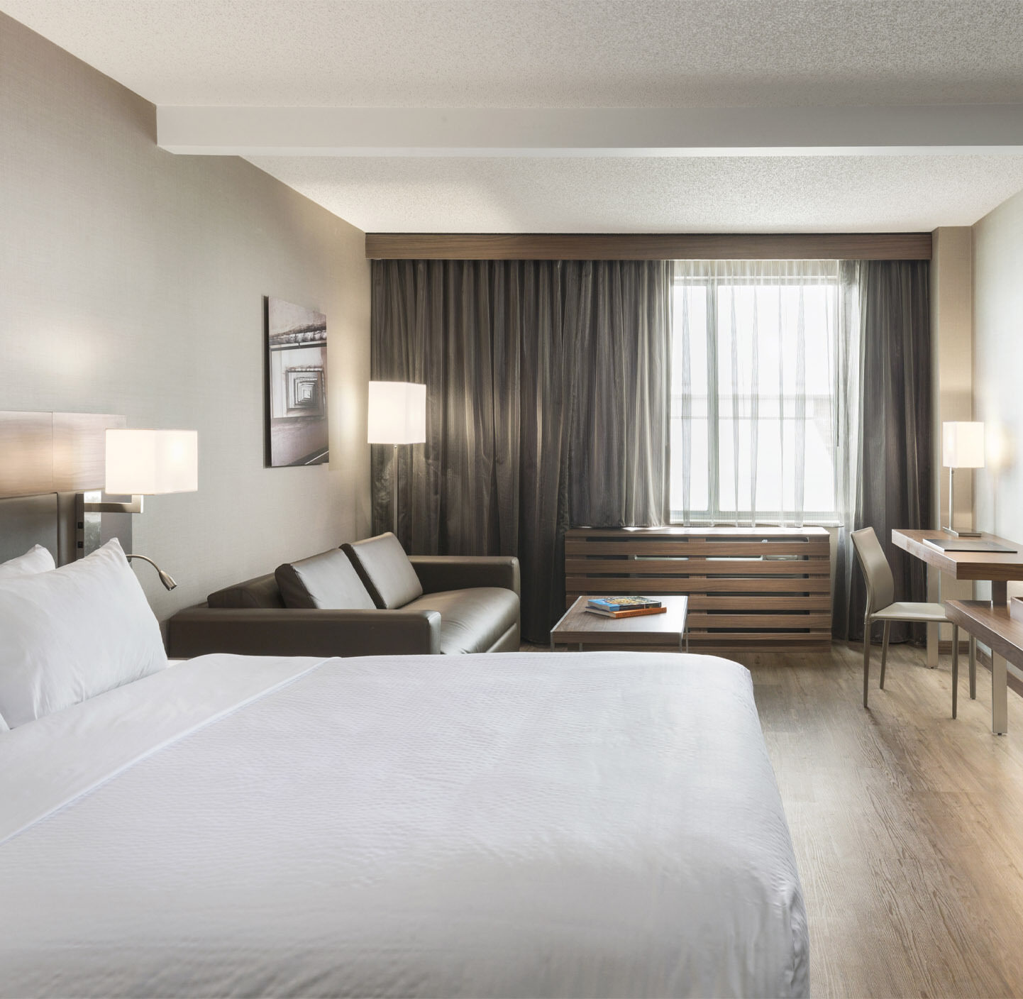 A Downtown Chicago Hotel with Sleek, Timeless Interiors-2