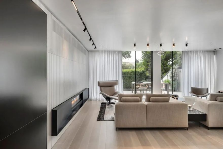 Aviram Kushmirski 打造轻奢风空间,黑白色调与实木地板的完美搭配-9