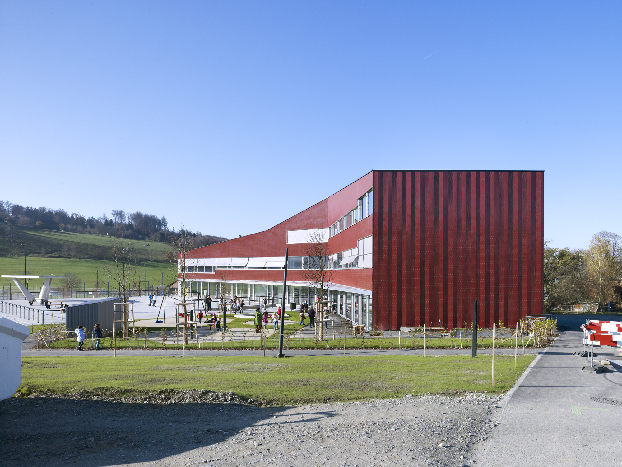 NiederwangenRied 学校和运动场丨瑞士丨BüningPfaue Kartmann Architekten-15