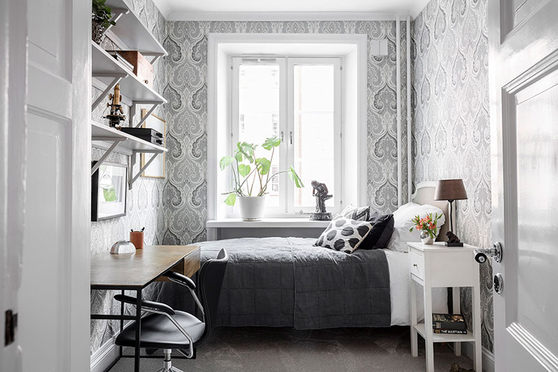 深蓝花卉壁纸 | 瑞典哥德堡大胆斯堪的纳维亚公寓设计-23