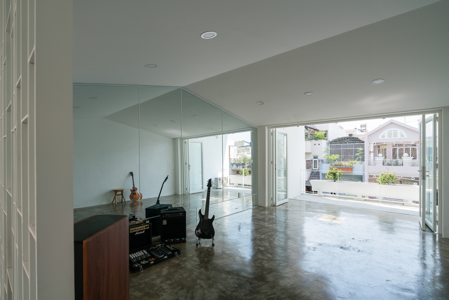 ZAKK ANDS HOUSE 透明金属边界与自然光影的完美融合-37