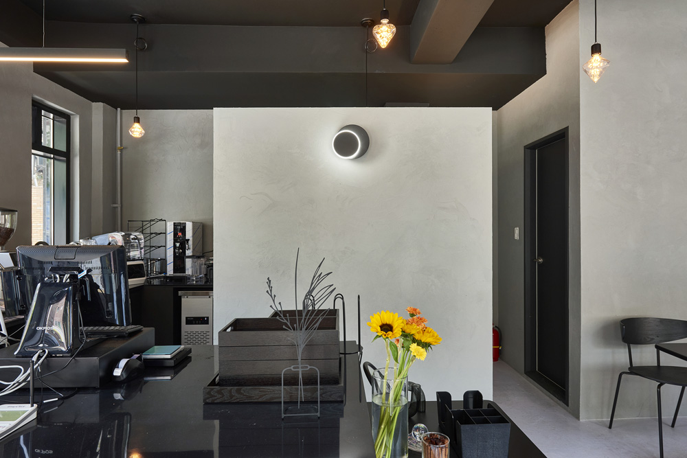 格雷顿现代咖啡厅 | 极简设计中的温馨空间-11