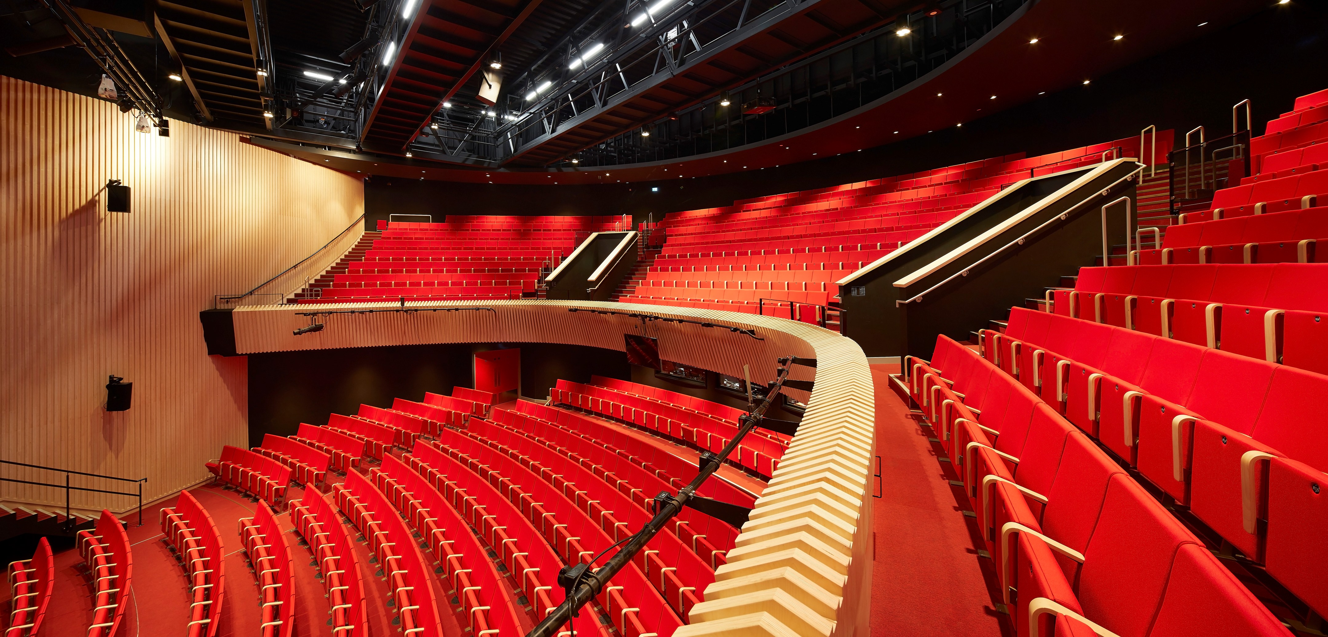 森林中的圆形艺术馆-13