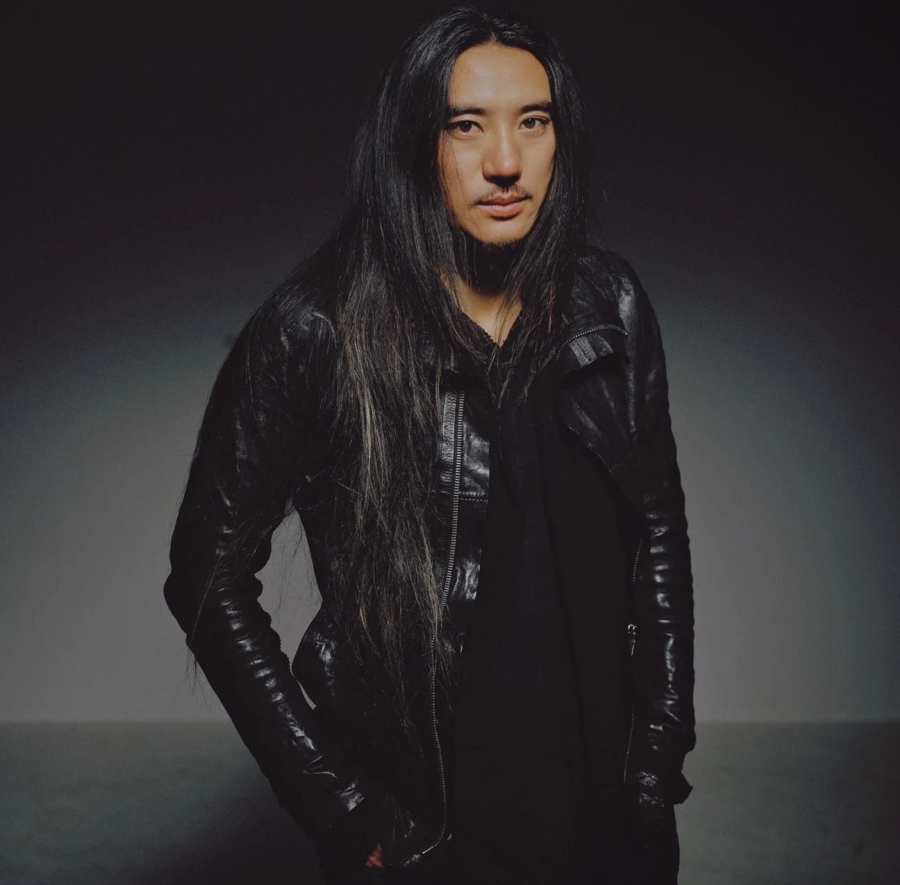 在洱海边爆红后，八旬用12年造伙山酒店，一砖一石皆用情-2