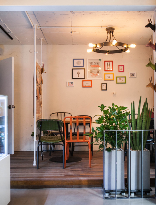 首尔弘大 10 坪小空间打造独具特色的咖啡馆-10