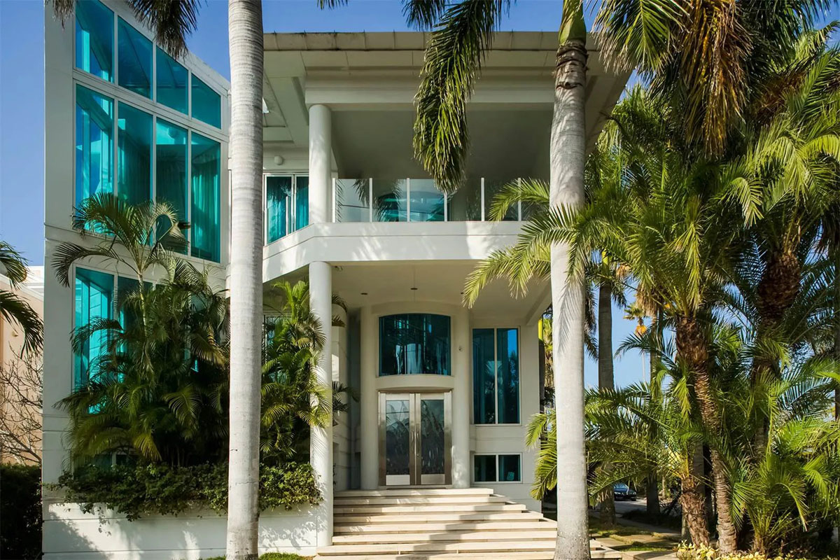 佛罗里达海滨带玻璃电梯和楼梯的豪华住宅丨乌拉圭佛罗里达丨建筑师迈克尔·戴德莫尔-6