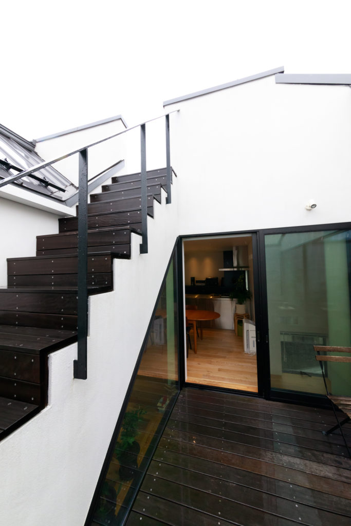 開放感とプライバシーを両立すみずみまで陽光が行き渡る光庭が導く心地よい空間 | Architecture | 100%LiFE-18