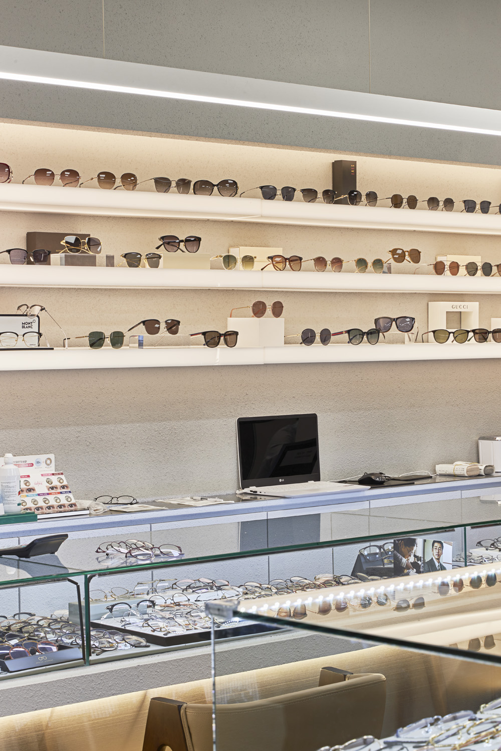 非洲风格眼镜店设计，白色调的时尚与纯净-10