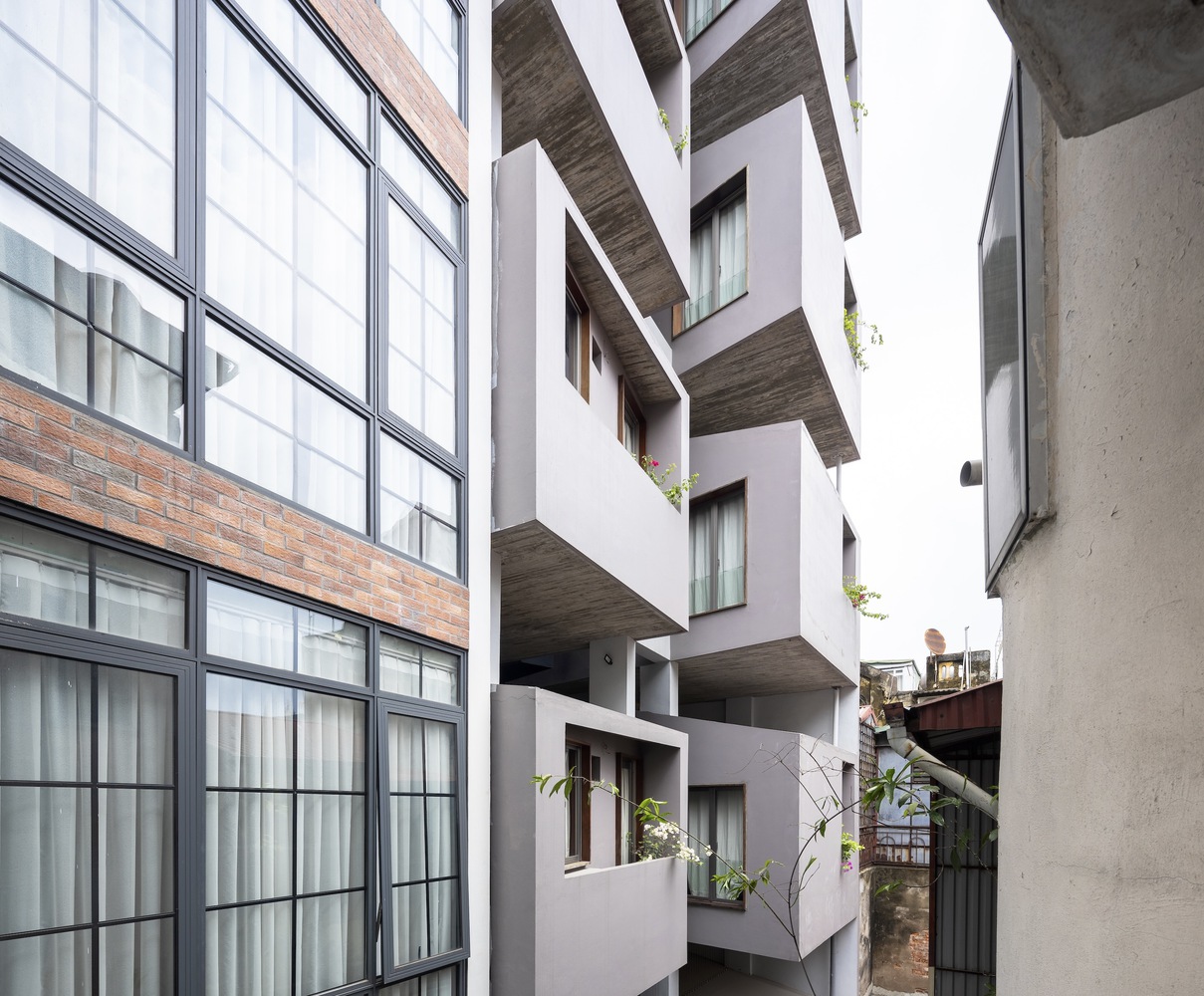 越南迷你酒店“Concon House”悬浮空间设计丨越南河内-0