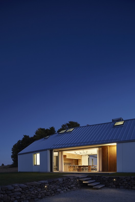 加拿大 Compass House 周末之家,白色橡木与雪松营造温暖室内空间-25