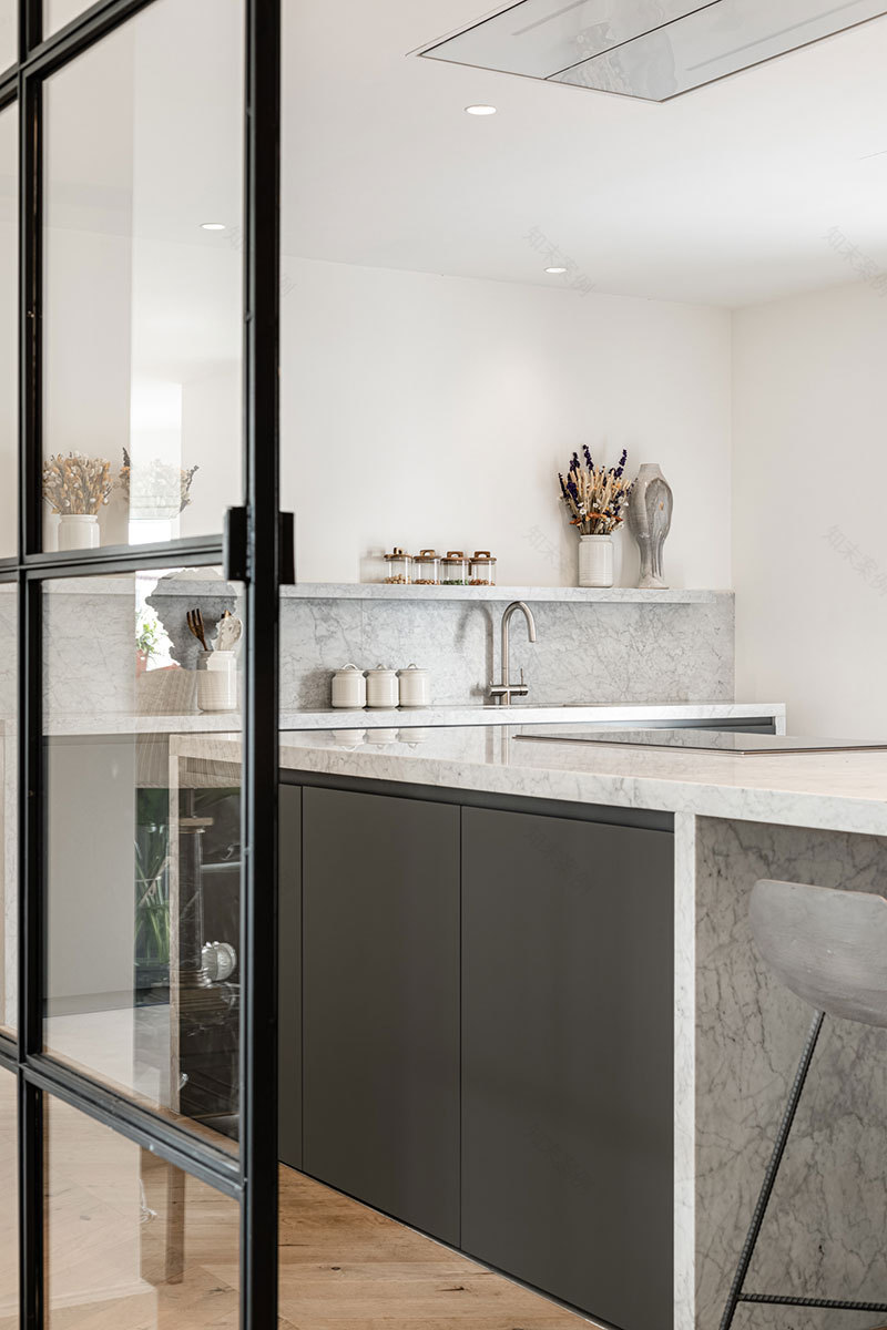 西班牙帕尔马时尚公寓 | 现代空间与艺术收藏的完美融合-11