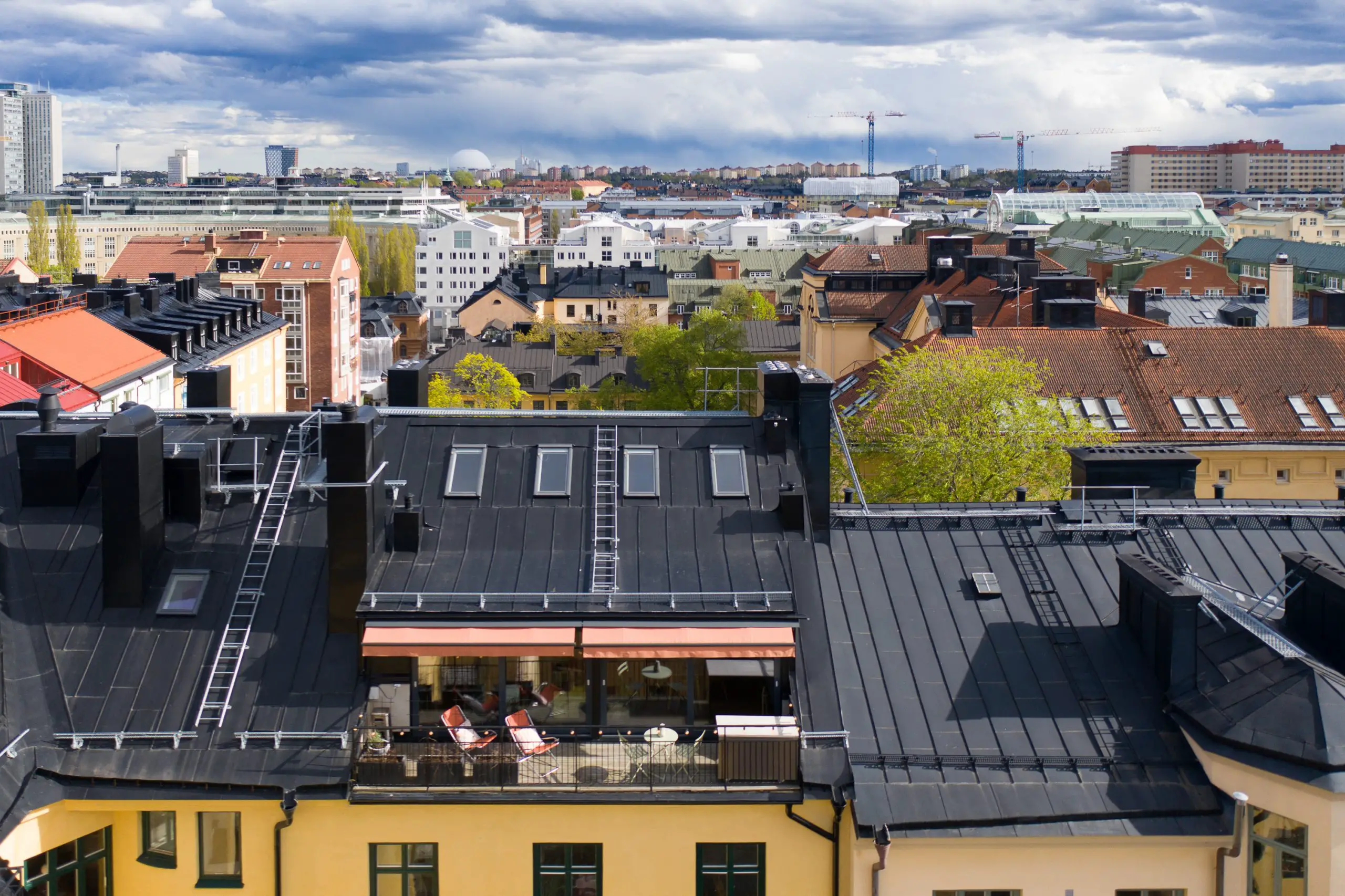 瑞典顶层公寓的玻璃阁楼办公室-16