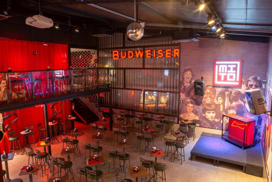 巴西绿色环保酒吧设计 | 融合集装箱与钢化玻璃的创新之作-5