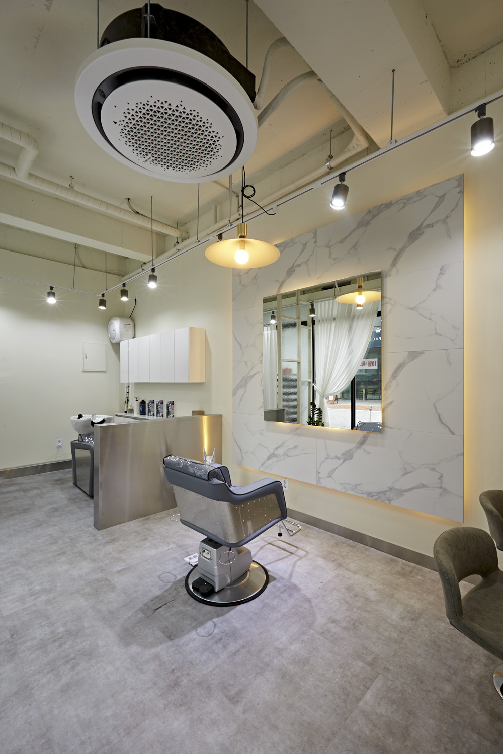 10 坪男性专用美容室设计，极简工业风打造舒适空间-9