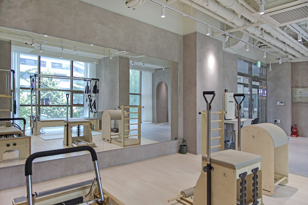 韩国高级室内设计案例 | 15 平米极简塑料凳学屋-9