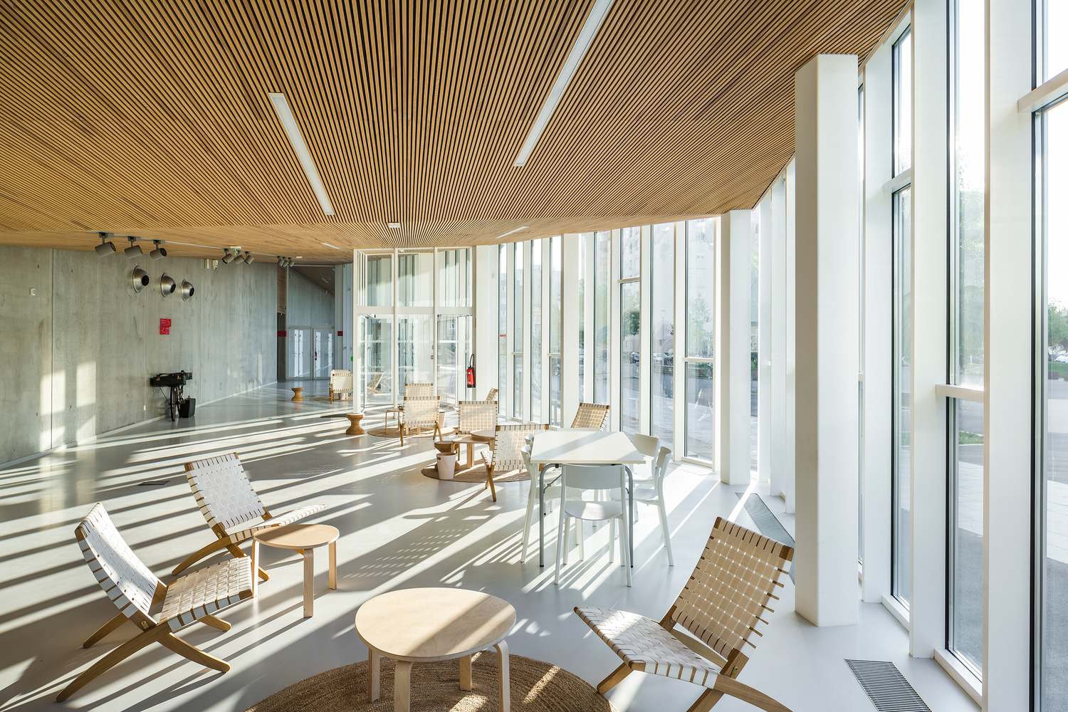 雕塑般的法国 Centre Le Lac 文化中心,打造多功能的社区聚集地-17