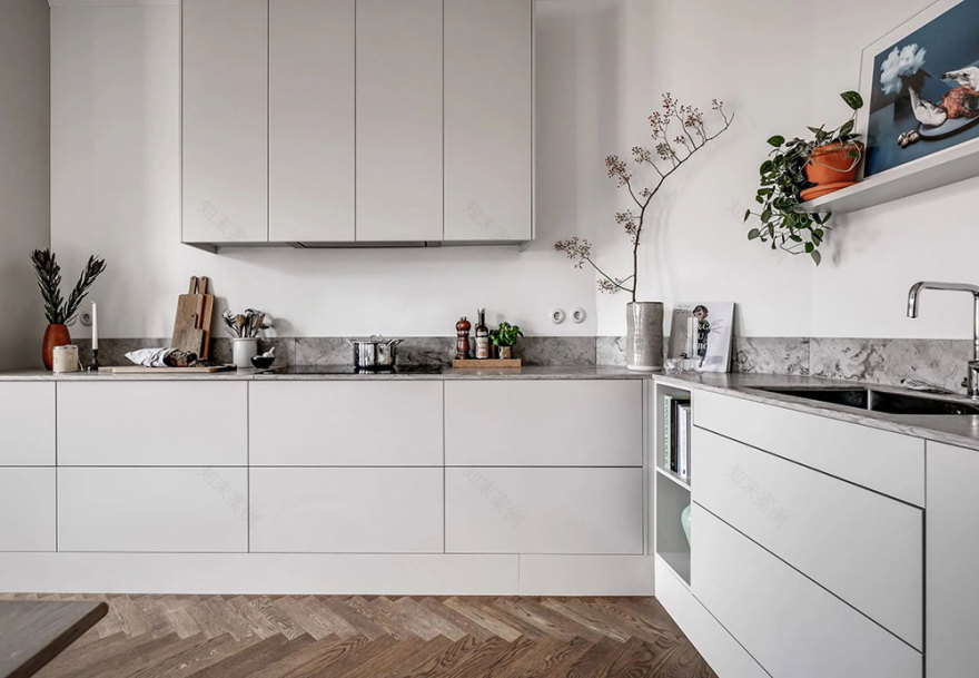 北欧风格公寓的黑色天花板设计-13