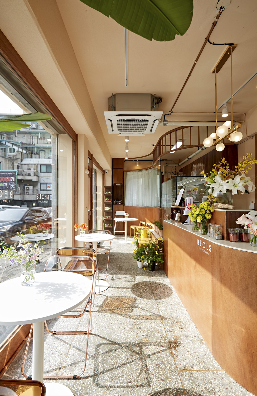 温煦氛围的 10 坪白砖咖啡馆设计案例-9