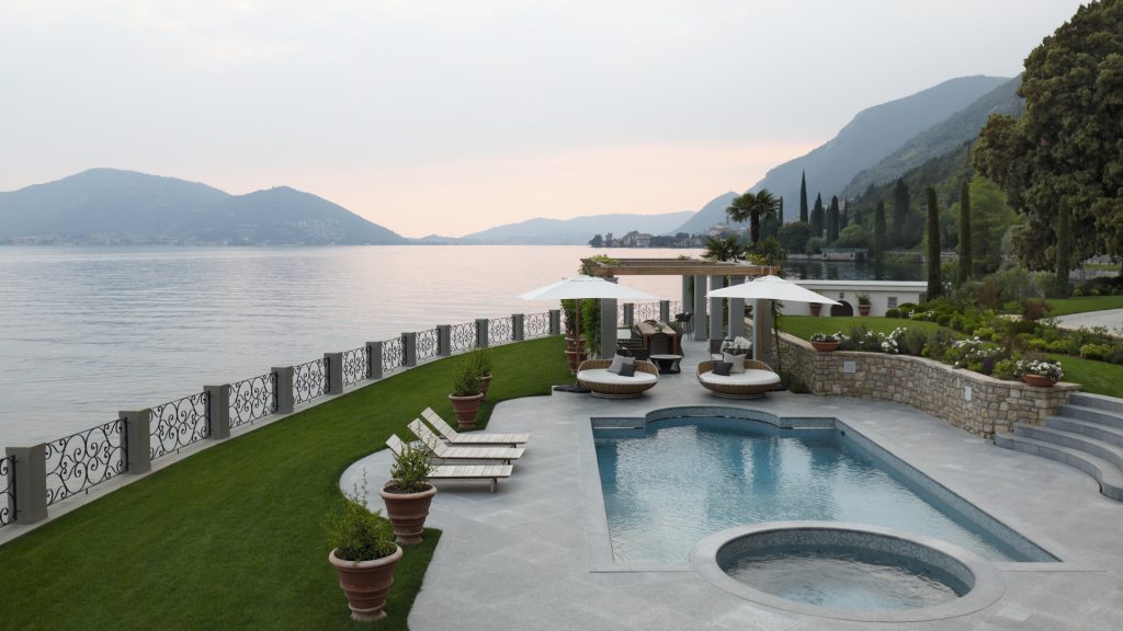 湖景别墅;湖畔小屋(在无更多上下文时,结合常见表达这么确定,湖景别墅相对更常用湖景住宅的概念,湖畔小屋更偏向位于湖边的小房子意思,下面统一按湖景别墅输出译文 )
湖景别墅丨意大利丨Oliver Burns Studio-24