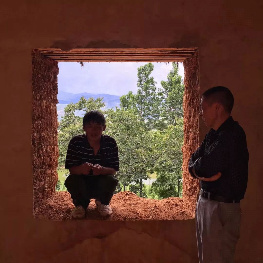 买不起房，小夫妻把牛棚改造成家，竟成300㎡大别墅还有150㎡花园菜地......-102