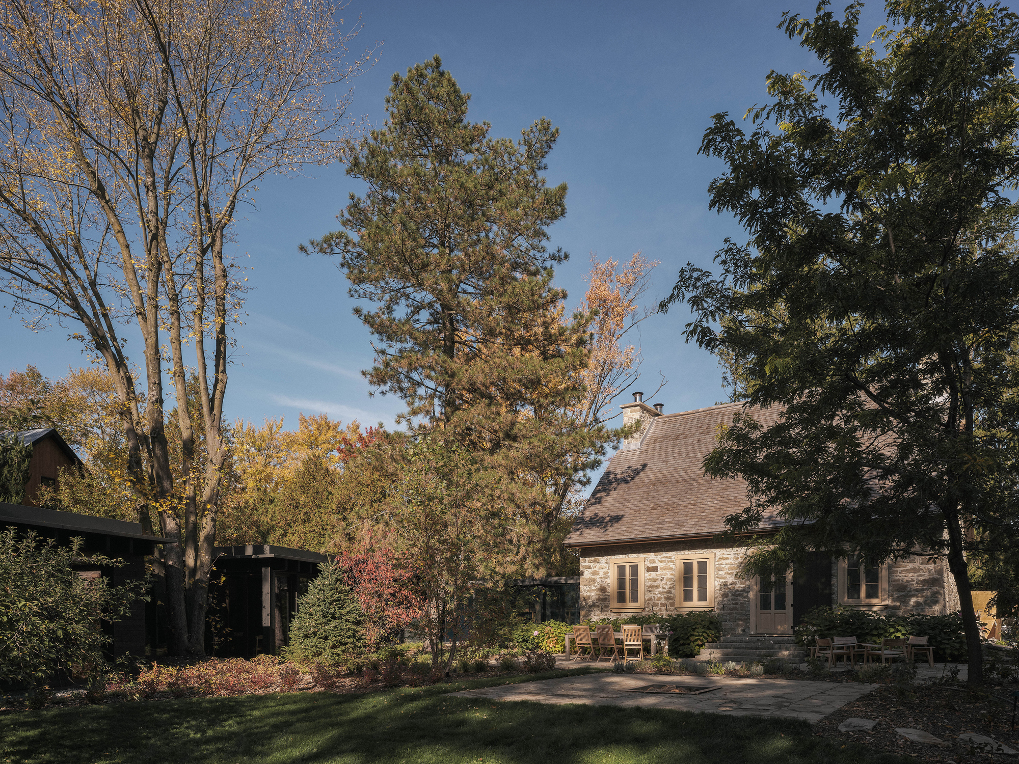 欧贝之家（注：Maison常见作房屋、住宅等意思，Aubé一般作姓氏，这里结合常见表达意译为欧贝之家 ） 丨加拿大丨YH2 Architecture-12