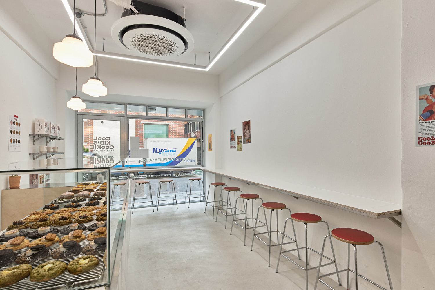 白色简约的 7 层甜品店空间设计-5