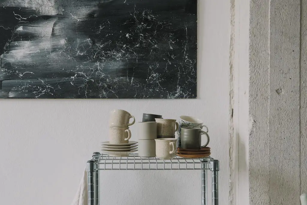 独特半圆形窗户照亮的明亮工作室-9