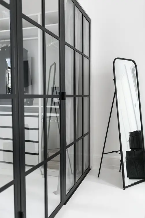 黑白装饰中的创新之作 | 玻璃隔段背后的步入式衣帽间-3