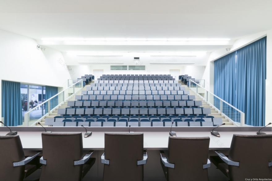 塞维利亚大学科学教育学院 · 创新的叠加建筑设计-27