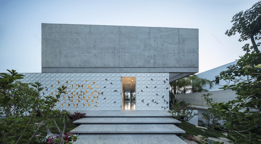 以色列城市中的白色铝制“盒子”-50