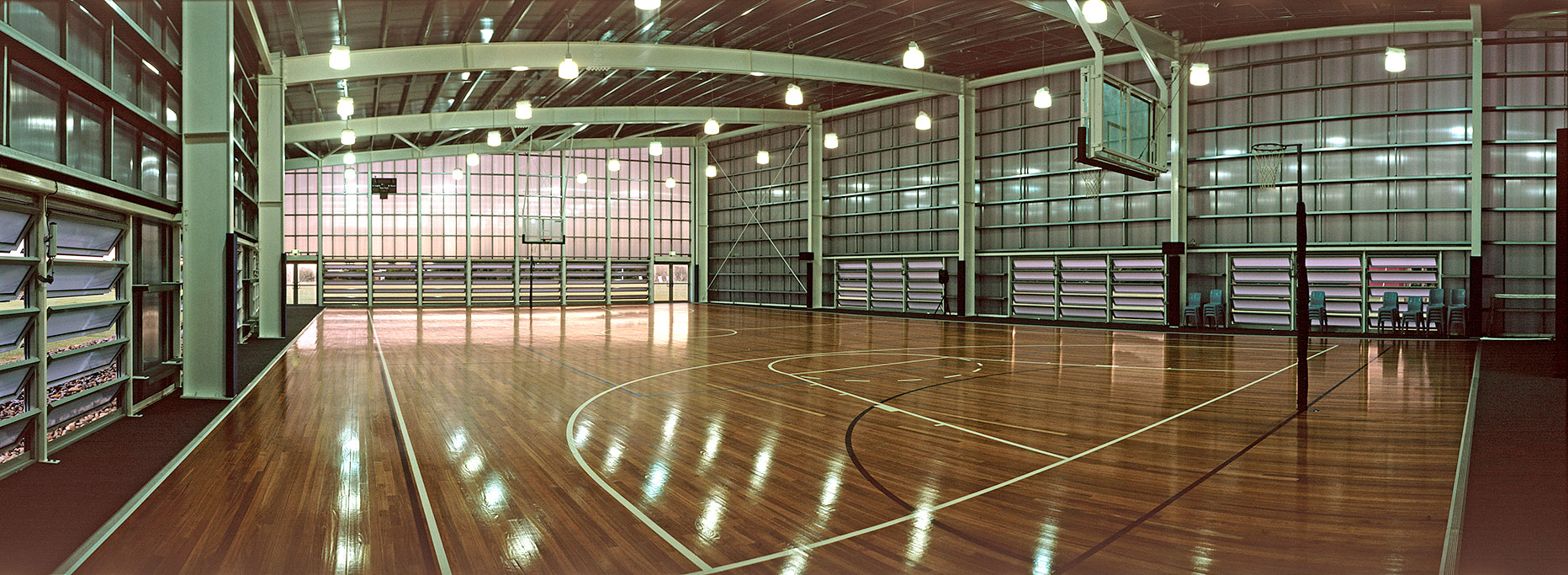 安斯沃思湖体育厅 | 简约现代的室内设计典范-9