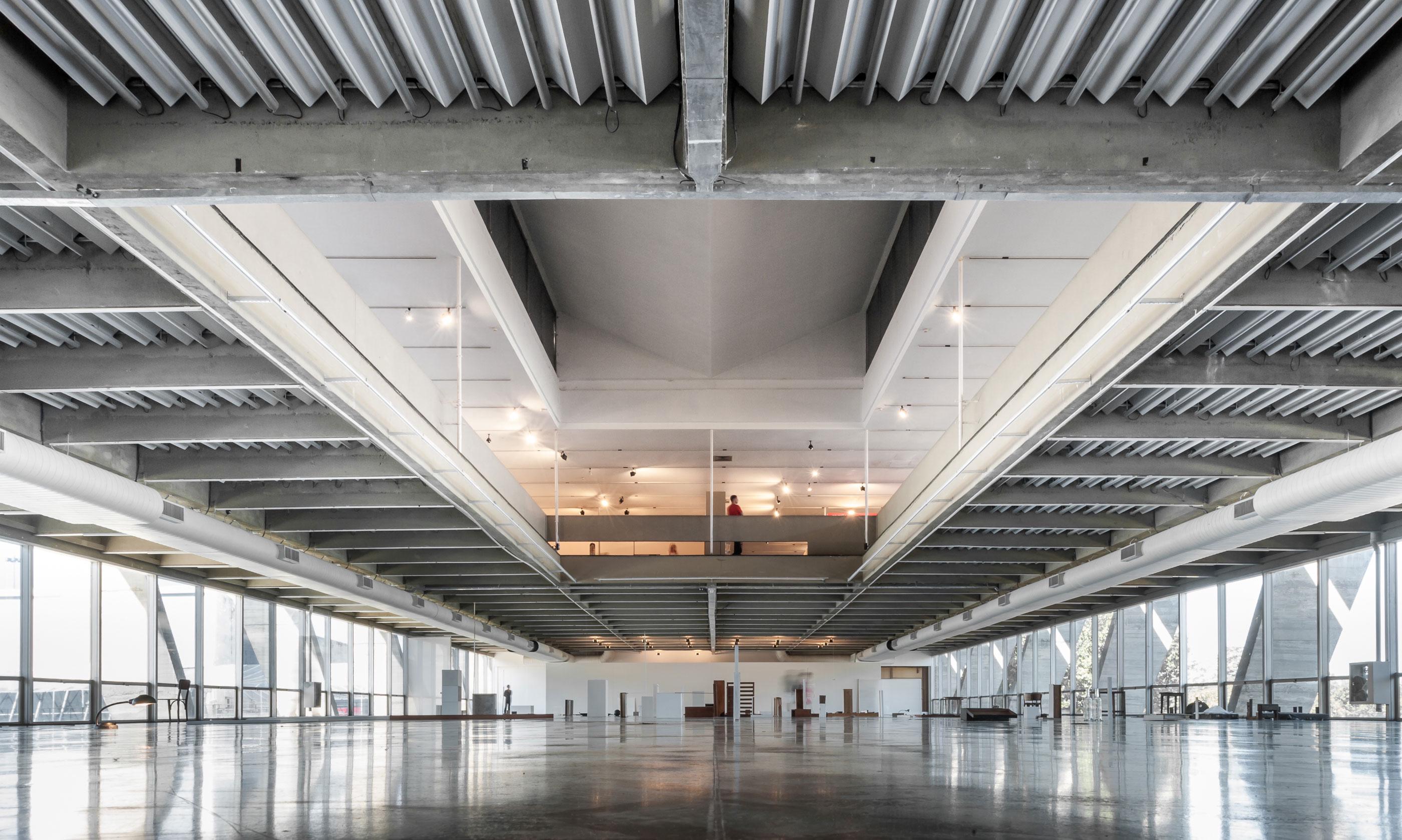 巴西里約熱內盧現代藝術博物館：建築大師 Affonso Eduardo Reidy 採V形柱列、懸吊樓板，打造現代主義建築經典 | FAM-29